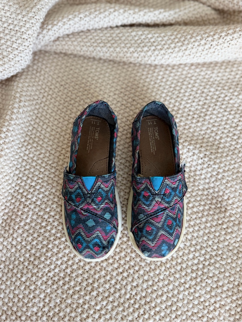 ✨ TOMS Kids Slip-On Shoes – Size 11